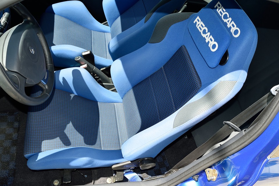 バケットシートって過激に使われるせいか、傷んでるものが多い印象ですが、これはまだ取付けたばかりのような状態！