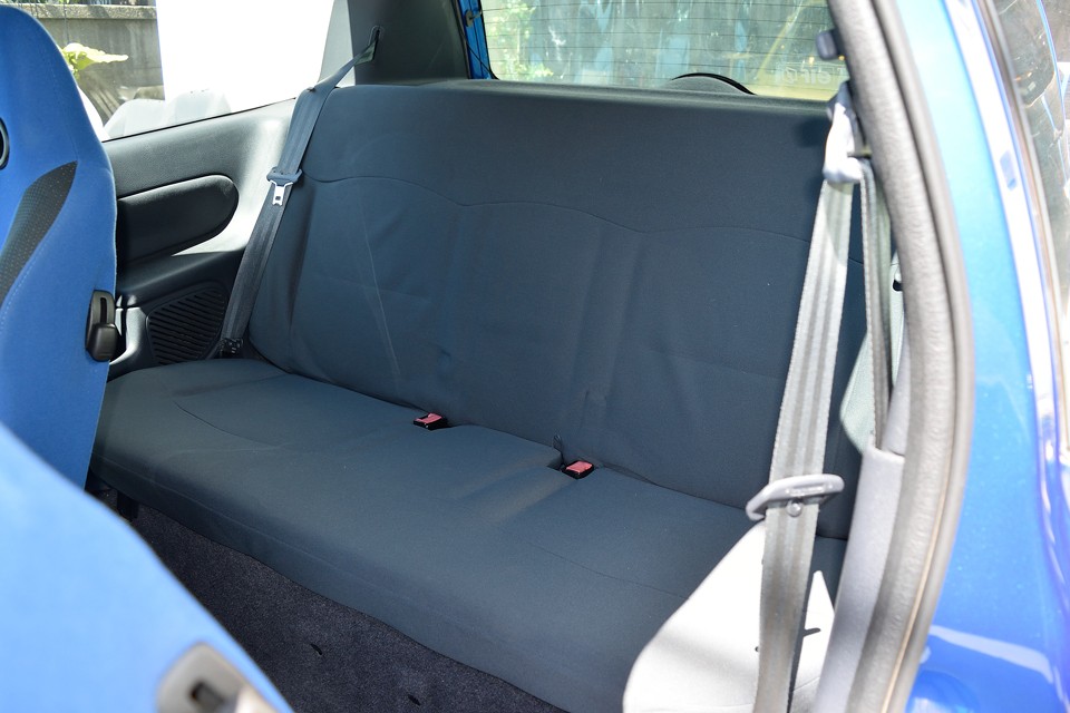 リアシートはほとんど使用を想定していないため、かなり簡略された印象のものです。状態も、ほぼ使用感無し！