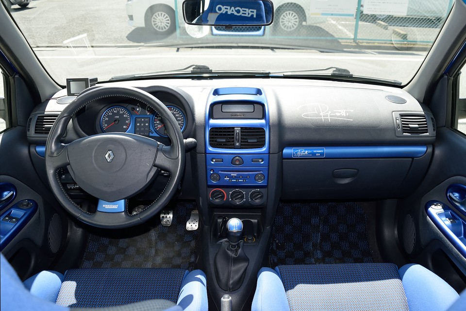 造形自体はレギュラーRSと変わりませんが、青がテーマカラーのデザインはラニョッティならでは！前オーナー様によるカスタム仕上げのブルーも含め、これはもはや「青い衝撃！」と言っても良いのではないかと！