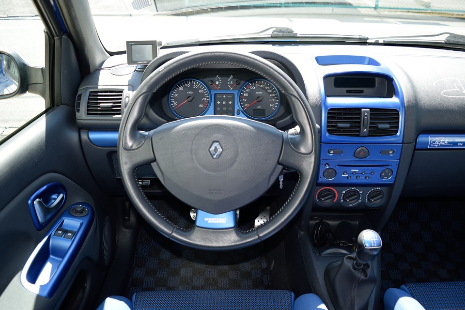 ドライバーの視線の先はほとんど青！否が応でもアドレナリン出まくりなのです！