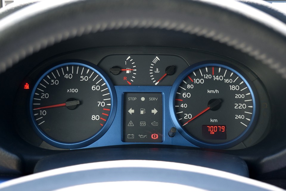 実走行7.0万km！気になるタイミングベルトは、平成23年10月、51940km時、タイミングベルト、ウォーターポンプ、ドライブベルト、エンジンマウント、ミッションマウント交換歴あり。そこから走行はまだ1.8万kmほどですが、9年経過していますので交換時期かと・・・なので、安心してお乗りいただくために、ご成約いただきましたらTベル、Wポン交換サービスさせていただきます！