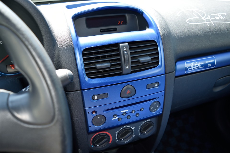 クルマの性格上、この辺りの装備はあまりお使いになる事も無いせいか、使用感もほとんどありません。エアコンレスのため、温度調整ダイヤルの表示が、青（＝常温）以上は赤（＝暖房）なのがユニーク！