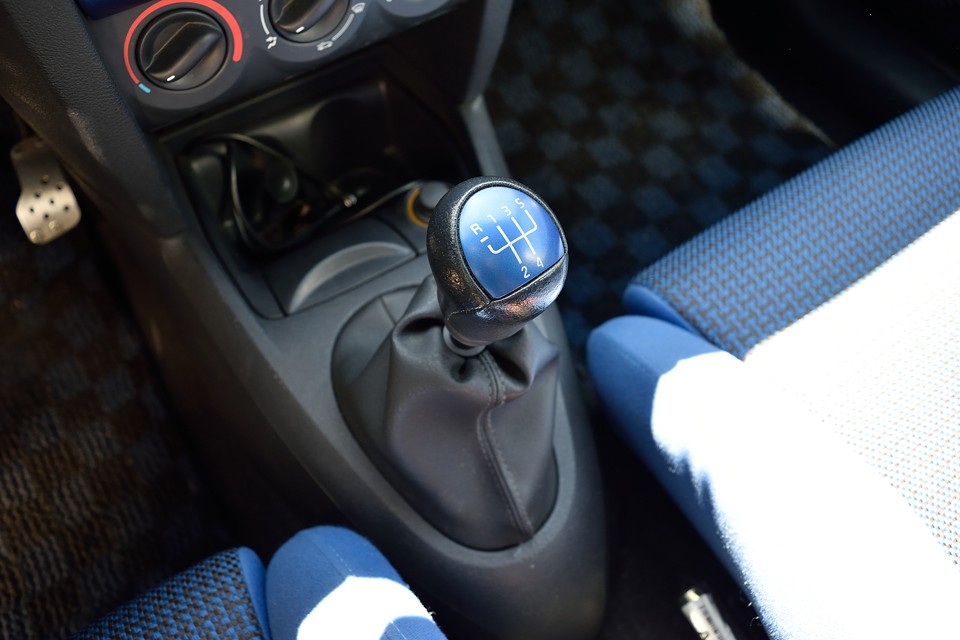 シフトノブも青！・・・こだわってますねぇ～、さすが、お判りになっていらっしゃいます。こういうところが大事なのです！