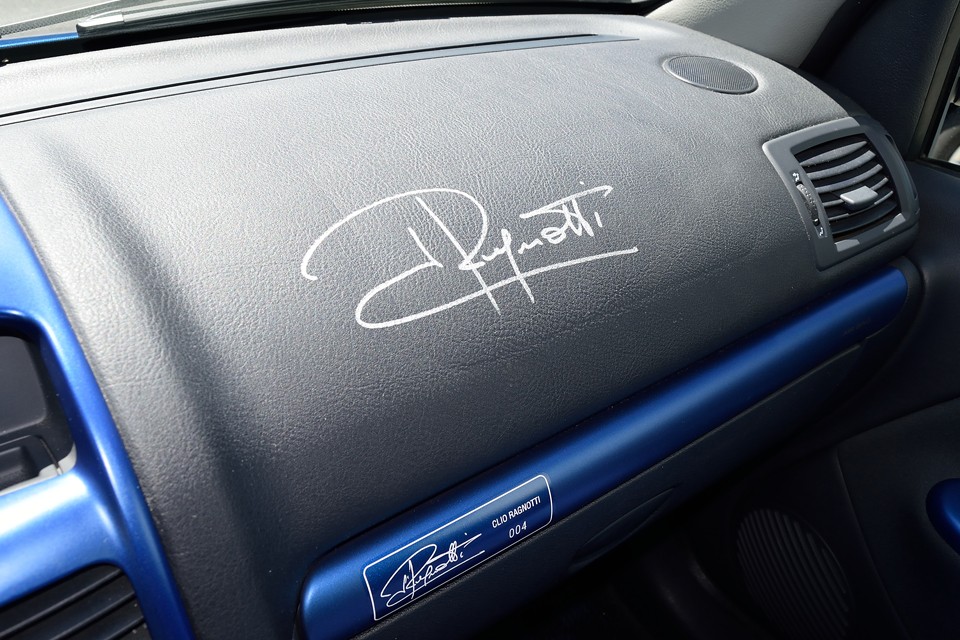そして、助手席前のダッシュパネルにも、ラニョッティさんの直筆サインが！直接サインをしていただいたそうですが、丁寧に書かれたサインにラニョッティさんの人柄が出てますね。