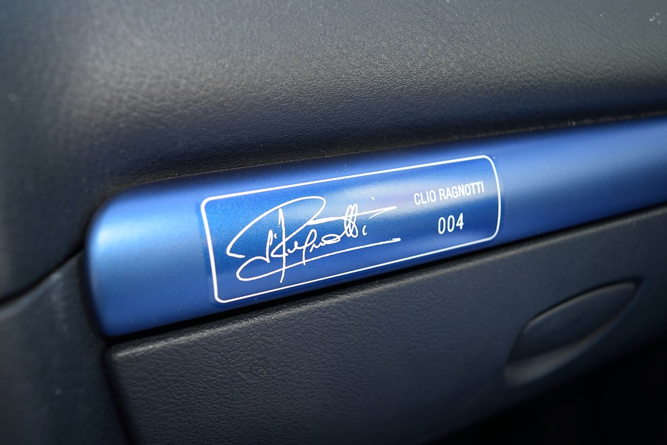 そしてその直筆サインの下には、ナンバー入りのクリオ・ラニョッティのステッカーが！このステッカー、国内輸入車のカウントナンバーだそうで、つまりは国内4号車！