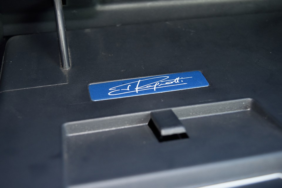 そしてグローブボックス内にもラニョッティ・ロゴが・・・ここに付けた理由は？？？ですが（笑）どこそこ、ラニョッティ・ワールドなのですぅ～！