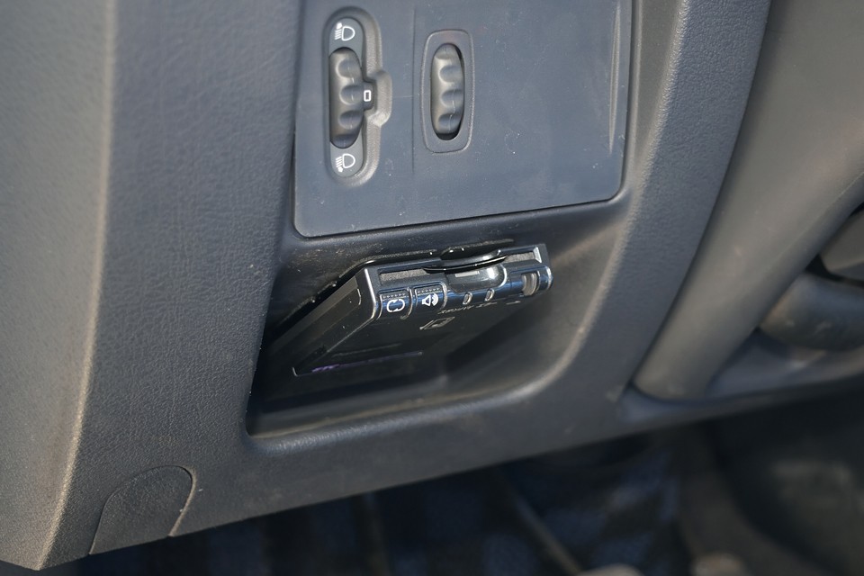 左ハンドル、MT車にはもはや必須のETCも、もちろん装備。パナソニック製のアンテナ別体、音声案内タイプです。