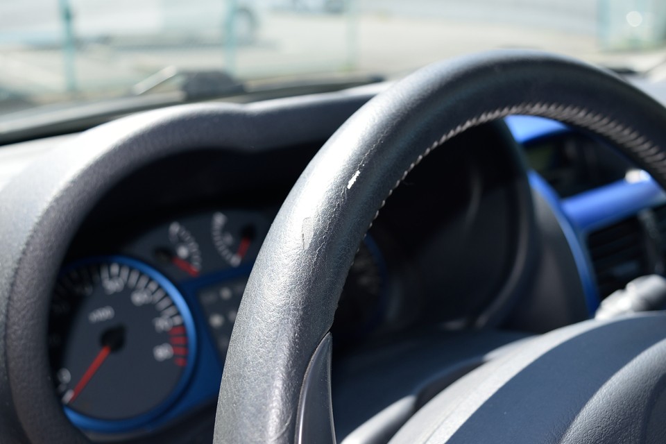 走行の割に、しかもこんな過激なモデルの割に、かなりキレイで清潔感のあるインテリア！強いて気になるところを挙げるとすれば、このハンドルのスレでしょうか・・・「えっ？コレだけ？」・・・だって、他に見当たらないので。