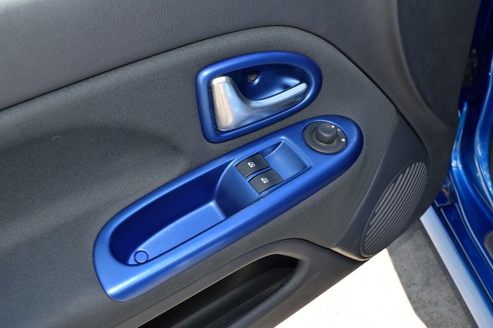 キズが付いてて当然のドアのスイッチ周りもこんな感じだし・・・どゆこと？