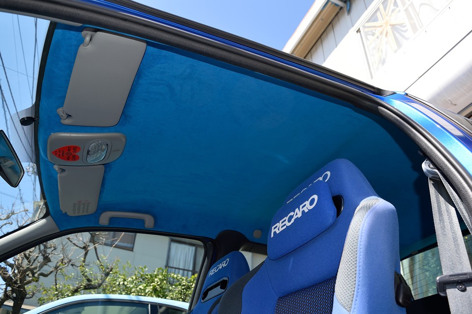 再びの「青い衝撃！」天張りもブルーのアルカンターラ張替済で、そりゃもう「青」です！タバコやペット、それにサーキットや峠での格闘の末の、汗と涙の臭いも（笑）ありませ～ん！