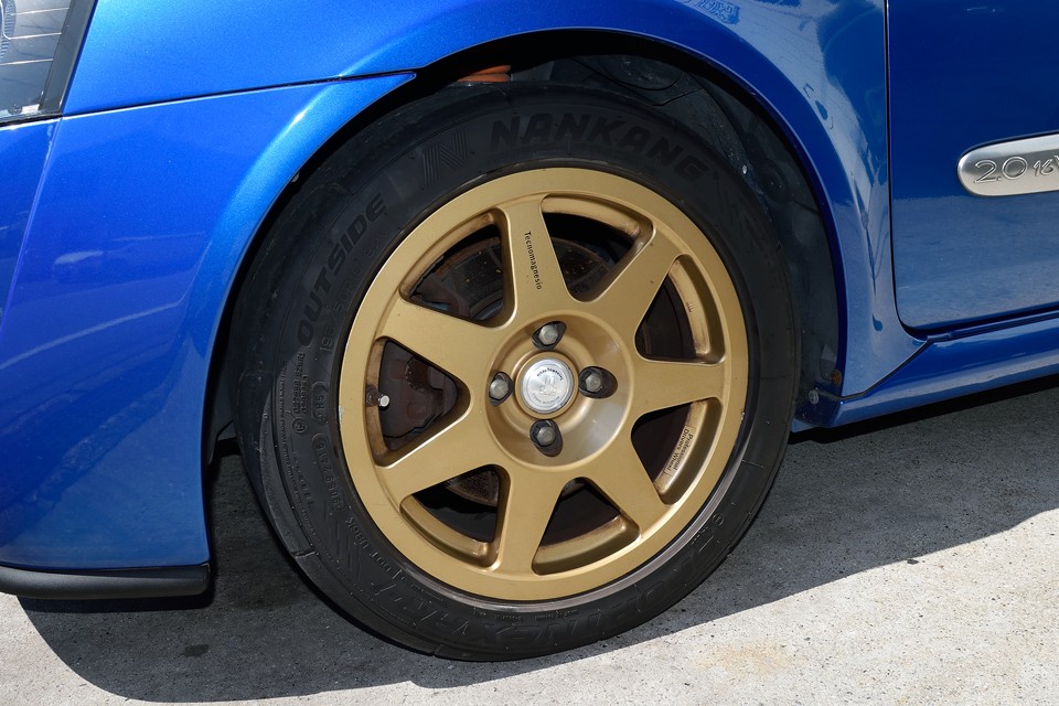 現在、ホイールは印象的なテクマグ（Tecnomagnesio）製のゴールドホイールを装着！ボディの青とのコントラストがとてもいいですね！ちなみにルノースペシャルショップSifoさんオリジナルの16インチホイール（なんと新品を調達したけど使っていないそうです）も付属しますので、お好みでどうぞ。