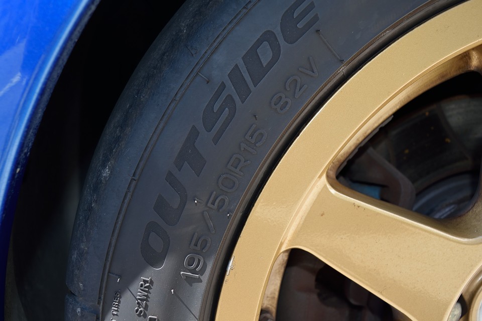ノーマルのタイヤサイズ195/45R16に対し、現在は195/50R15とインチダウンしてます。後述のアラゴスタ車高調とのバランスの結果なんでしょうね。スポーツ走行オンリーなら兎も角、普段お乗りになる事を考えると、これは賢い選択！
