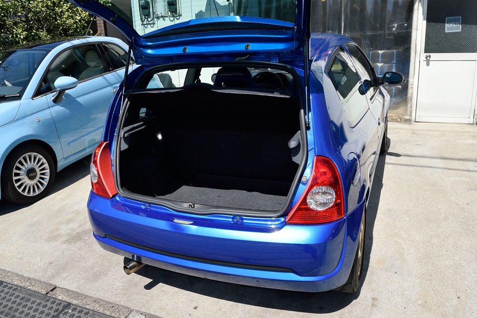 こんな過激なモデルではありますが、そこは実用主義のフランス車！トランクスペースは十分！