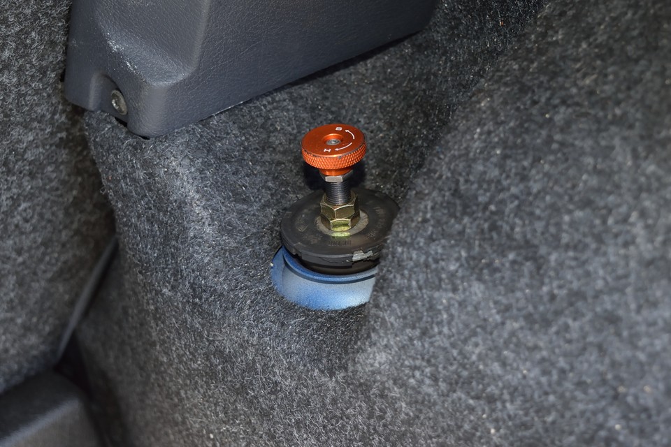 そして、この個体には4輪すべてにアラゴスタ車高調を装着！日常使用からサーキットまで、状況に応じてセッティングが可変出来るスグレモノ！あ～、用もないのに回したくなります（笑）