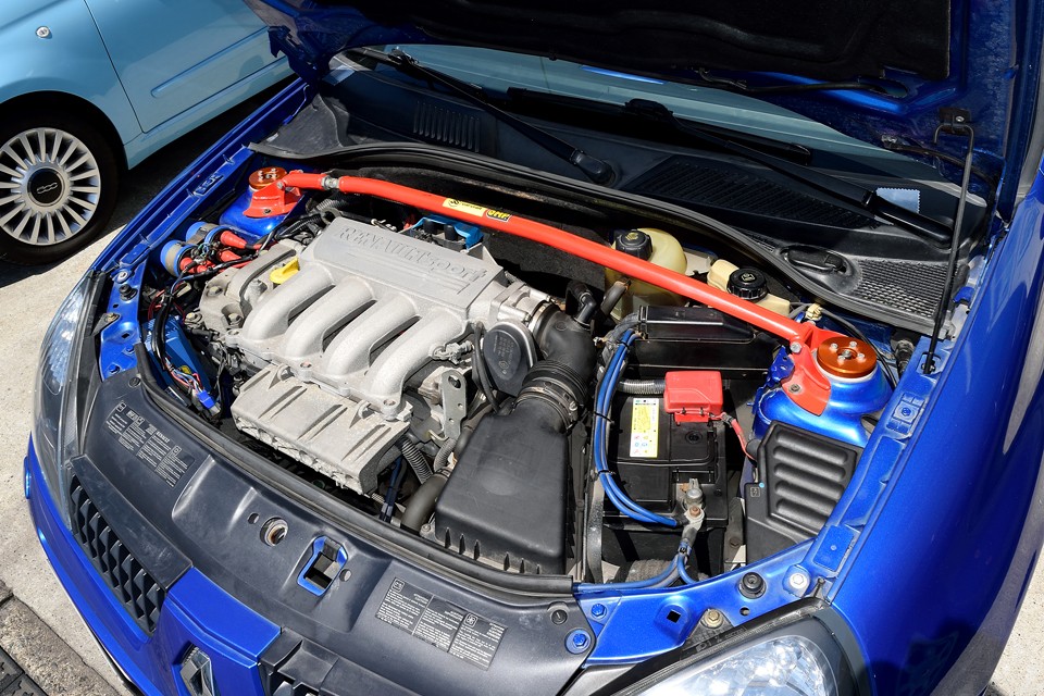 最高出力172ps/6250rpm、最大トルク20.7kg/5400rpmを発生！ノーマルRSからはわずかながらの出力UPですが、車両重量は1100kgから1020kgへと大幅に軽量化！大人ひとり分ですからね、この違いは絶大！