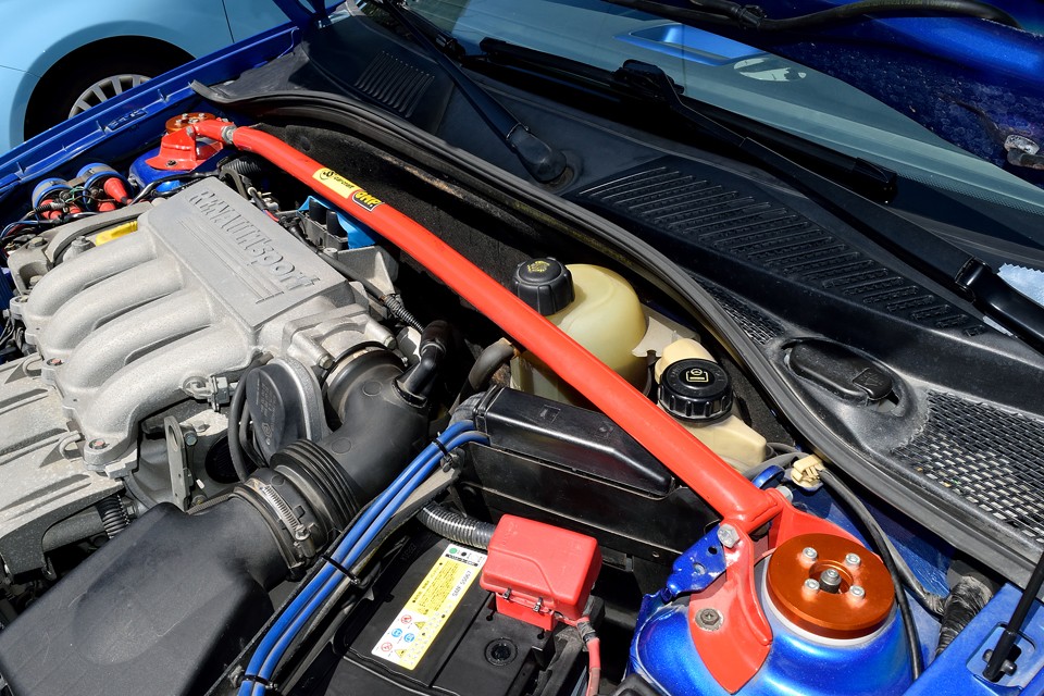 ボディ剛性UPのためのOMP製のタワーバーも装備！パワフルなクルマにはかなり効果的なアイテム！カッチリ感が格段に違います。それと、ほぼ飾りだった樹脂製のエンジンカバーは当然の如く廃止！