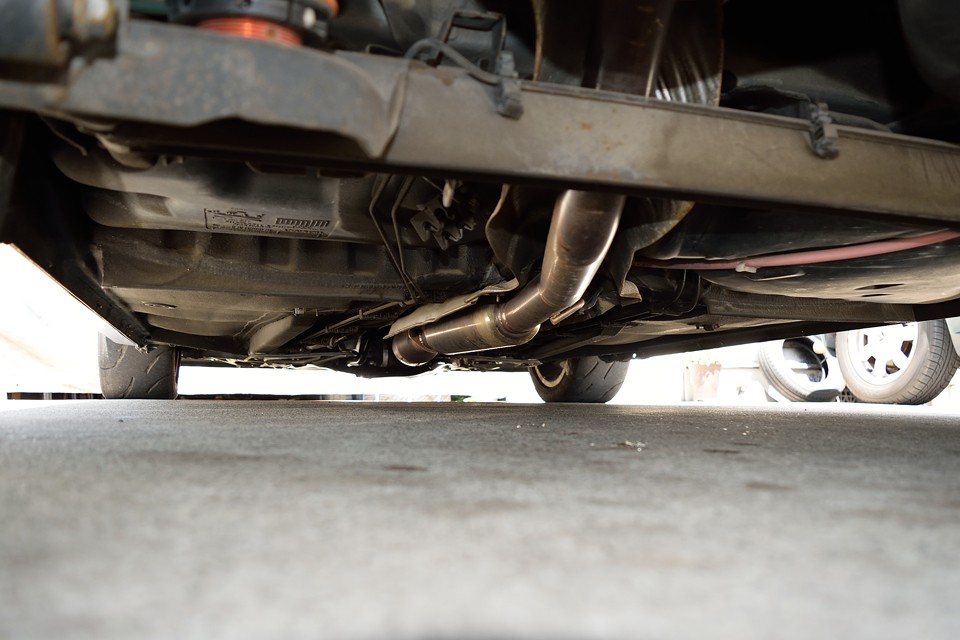 エンドマフラーだけではありません、エキゾーストマニホールドから、エンドマフラーまで繋がるエキゾーストシステムです。う～ん、これ造り込みといい、仕上げといい、かなりの高性能と見た！