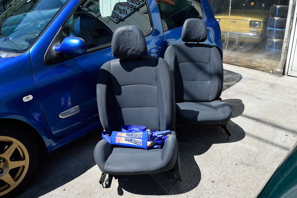 現在、RECAROのバケットシートですが、ノーマルシートもちゃんとあります。温存されていたおかげでしょうか、状態も良さそうですね。