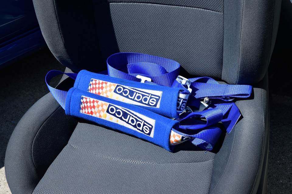 現在、シートベルトはノーマルのままですが、4点式シートベルトも付属（床面側の2本は取付済）します。取付ご希望の方は、別途ご相談ください。