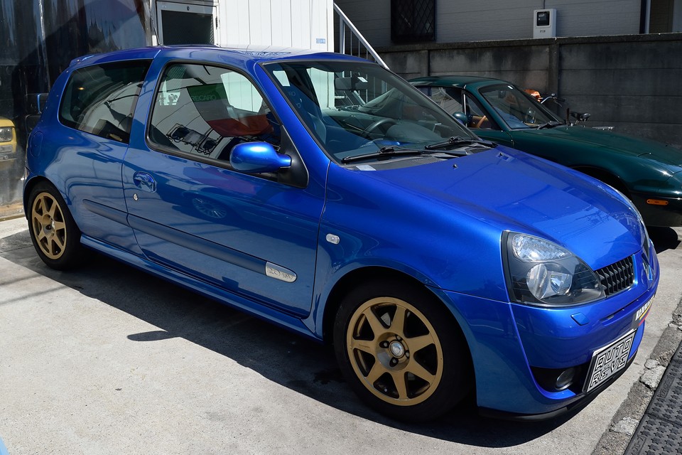 それではここでおさらい・・・2002年式、限定300台のクリオ・ラニョッティで国内4号車、レギュラーRSからは、パワーUP、足回り専用セッティング、専用リップスポイラー、専用リアルーフスポイラーを装着し・・・。