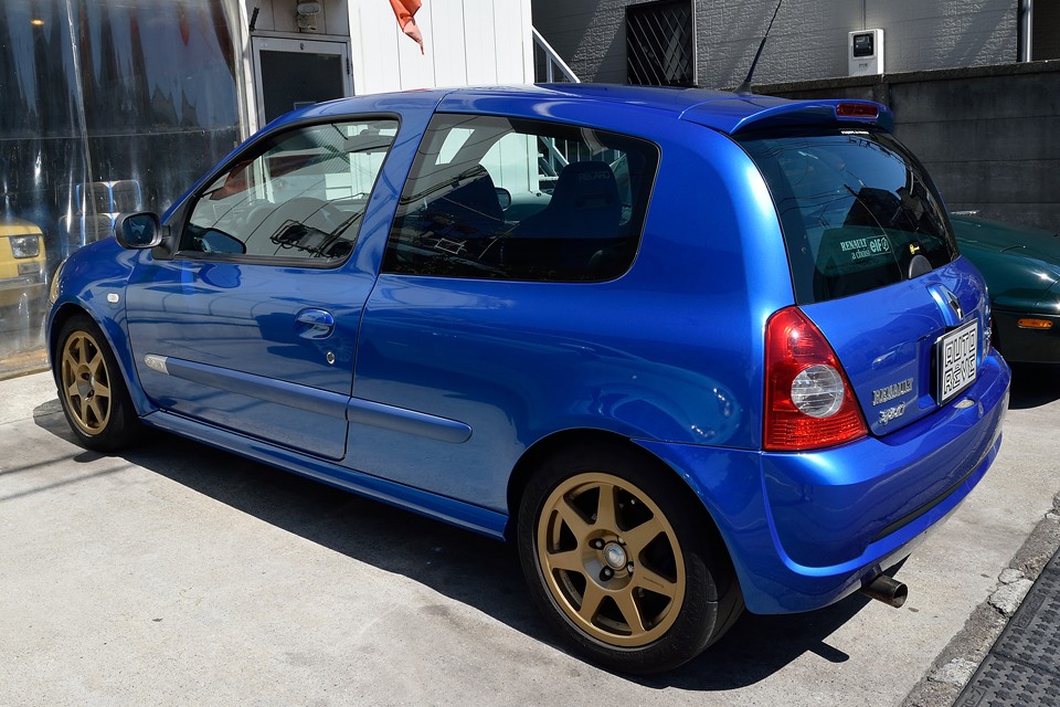 エアコン、ABS、サイドエアバック、スペアタイヤ、フロアマット、リアワイパーを省略し、薄型のフロントドアガラス、シートは軽くて薄い布を採用し、何と80kgほどの軽量化を実現！