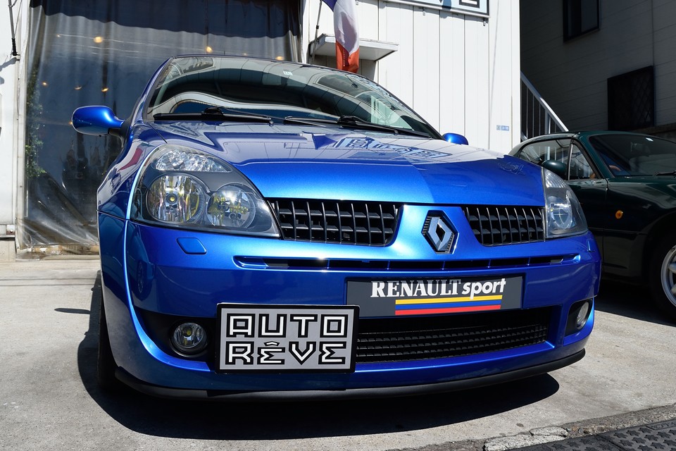 更に、OMPのタワーバー、テクマグ製ゴールドホイール、アラゴスタ車高調を装備し、電気系チューニング、スペシャルショップ製エキゾーストシステムで、ノーマルに比べ格段に戦闘力UP！