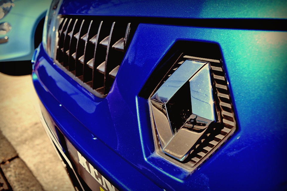 この「青い衝撃！」に身を委ね、そして対話する時、そこには確実にあなたが経験したことの無い、至高の非日常世界があるはずなので・・・。