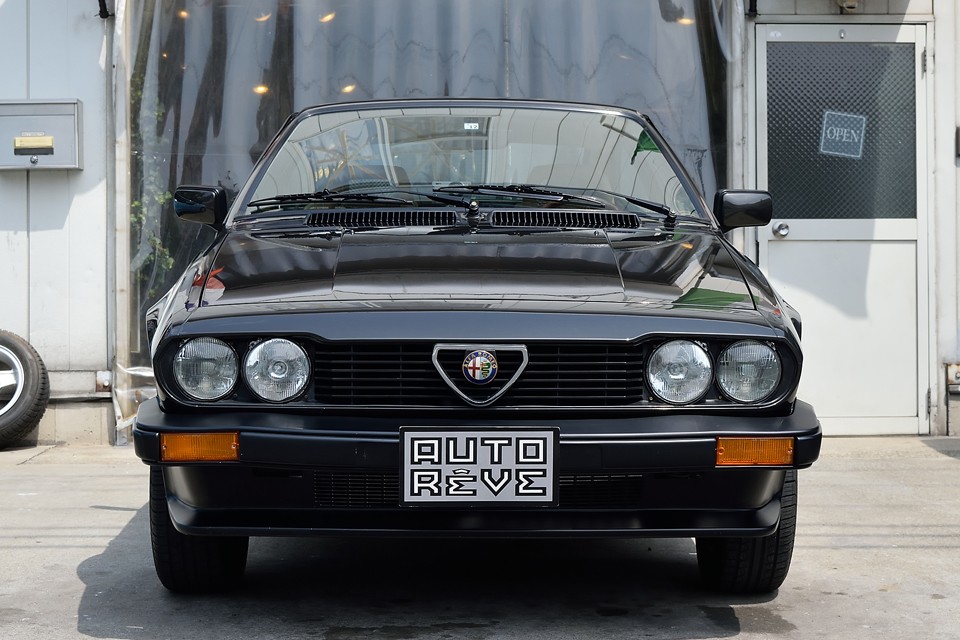 これだけ状態が良いと、割と新しいクルマではないかと勘違いしてしまいますが・・・伊藤忠ディーラー物です！キャブ車です。クーラー無しです。トランスアクスルです。インボードディスクです。そして、もちろんFRです。・・・って事は、まんまビンテージ・アルファ・テイストなのです！