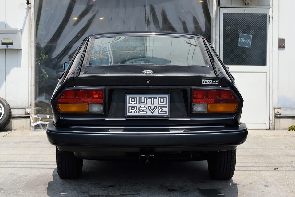 それまでの小さめのテールレンズが主流だった時代から、視認性や安全を考え、少しボテッとした大き目の造りに・・・そんな時代を感じさせるデザイン。