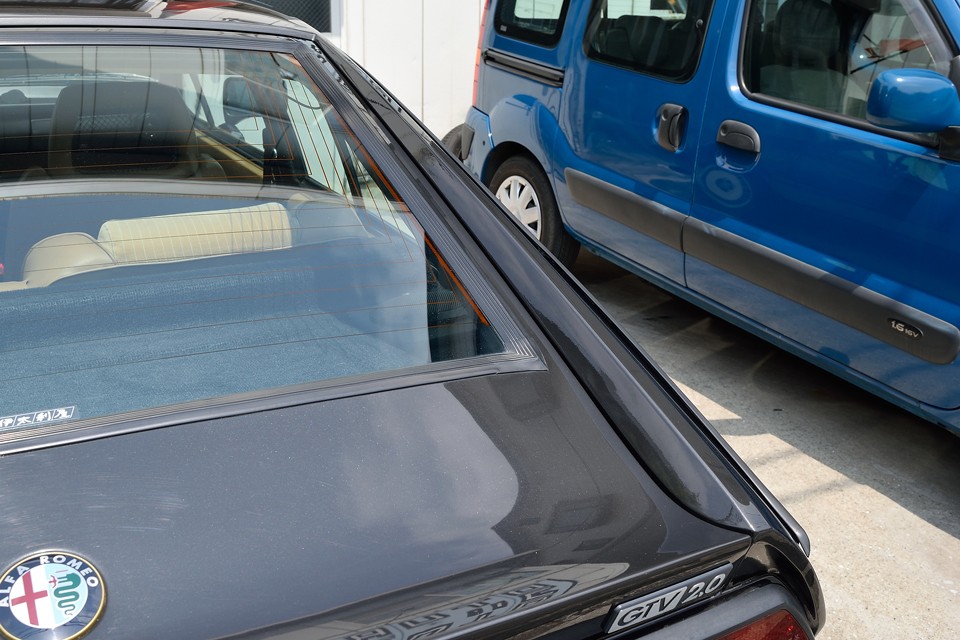 横から見ると単純なウェッジシェイプなのですが、リアハッチはご覧のアール形状になっていて、下端はスポイラーの役割も！こだわってますねぇ、さすがジウジアーロ！