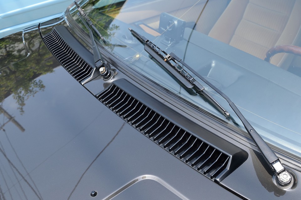 フロントウインドウ下のインテークパネルも・・・。