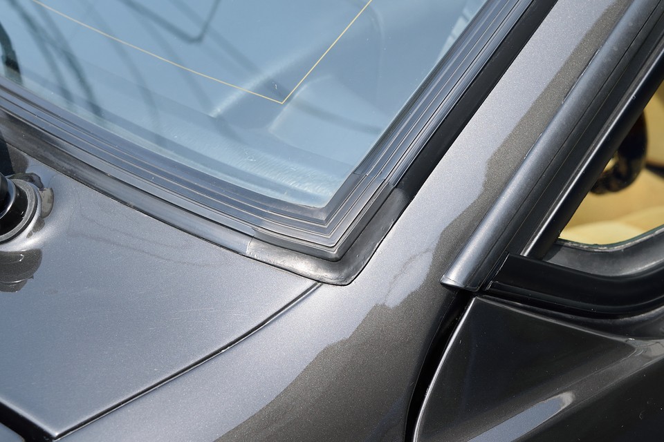 そして、気になるゴム製のウインドウストリップも、柔らかく、ほとんど劣化は感じない状態です！