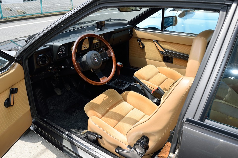 それまでのジュリア系は、黒ビニールレザーでスポーティなイメージでしたが、このアルフェッタはご覧のブラウンモケット！VeloceにGTテイストが加わったGTVのネーミングの通り、高級感のあるモデルなのです。