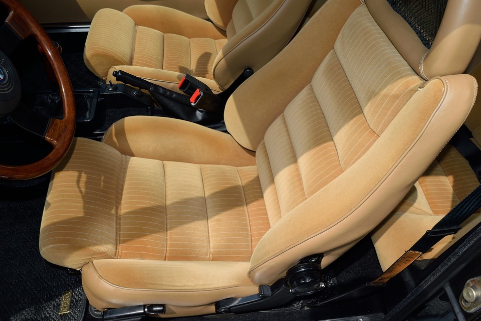 運転席のみ若干の使用感はありますが、それでもこの状態でしたらご納得いただけるかと・・・。