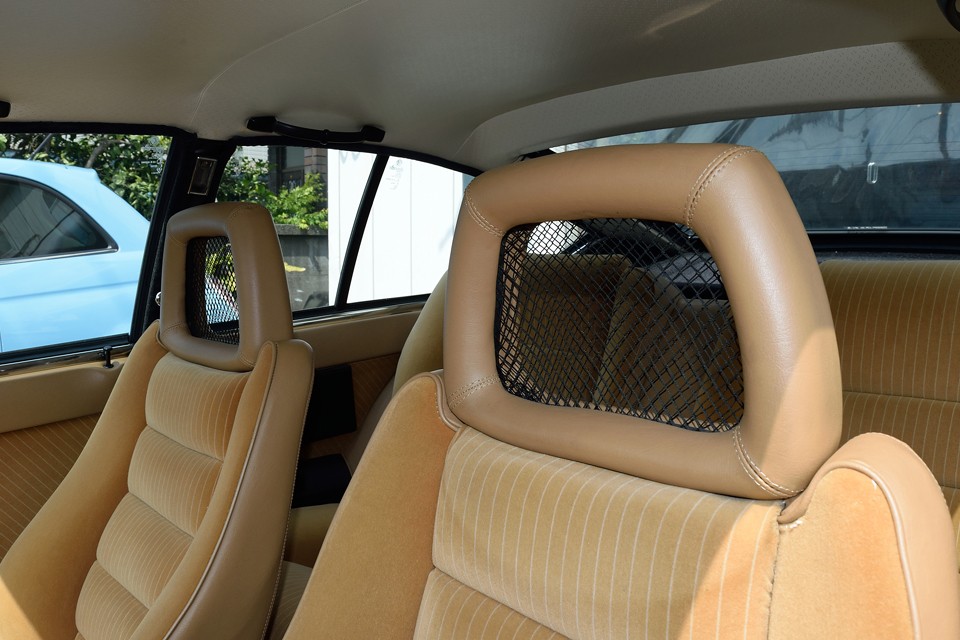 メッシュのヘッドレストが時代を感じさせます。でもこれ、目新しさだけではありません！リア乗員に圧迫感を感じさせないメリットも！