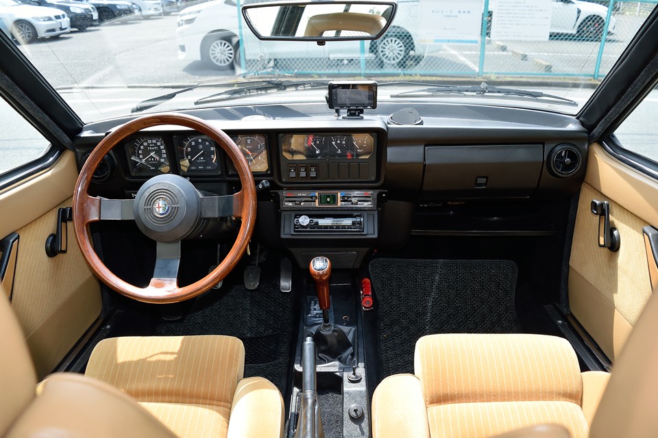 コックピットはドライビングカーであるアルファらしく、「すべてはドライバーのために！」と言わんばかりのシンプルで機能的なもの！