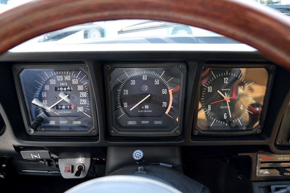 実走行3.0万km！5桁メーターではありますが、過去の記録簿を見ますと間違いありません。それに、ただ走っていないと言うだけでなく、経年劣化をリフレッシュするための大掛かりな整備を複数回実施しています。この状態なのも納得です。