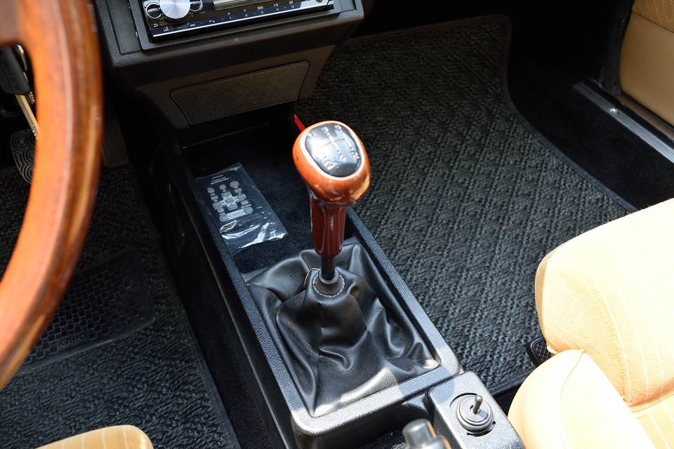 シフトノブもオリジナルのウッドです。ブーツ類も真新しい状態で、とても清潔な印象です。