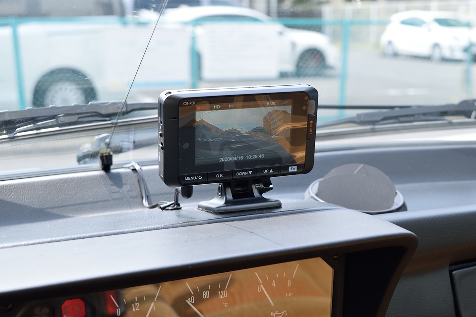 そしてダッシュ上にはコムテック製CB-R01を装備！ドライブレコーダーとレーダー探知機が一体になったスグレモノ！まだ画面の保護フィルムが残ってるんですけどぉ～！