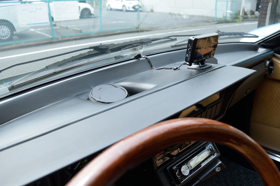 ご覧の通り、良くあるダッシュパネルの割れもありません！これは保管状態の賜物ですね。