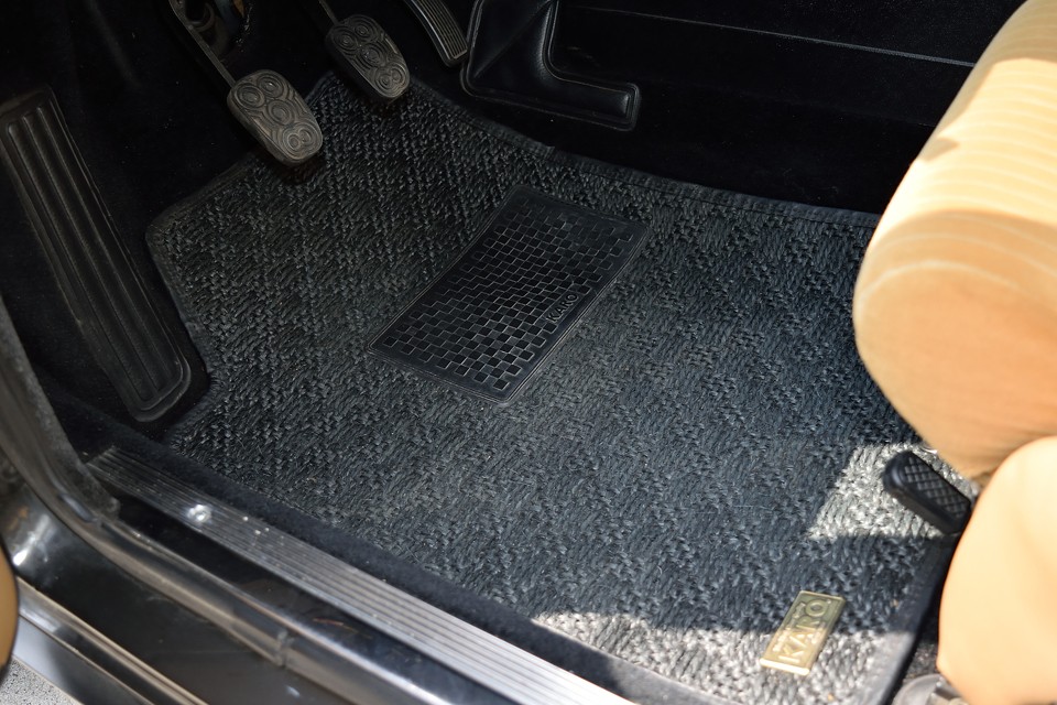 カーペットやマットも気になるほどの汚れはありません。走行少ないにしても、これだけの状態にするには、やはり愛情がないと・・・。