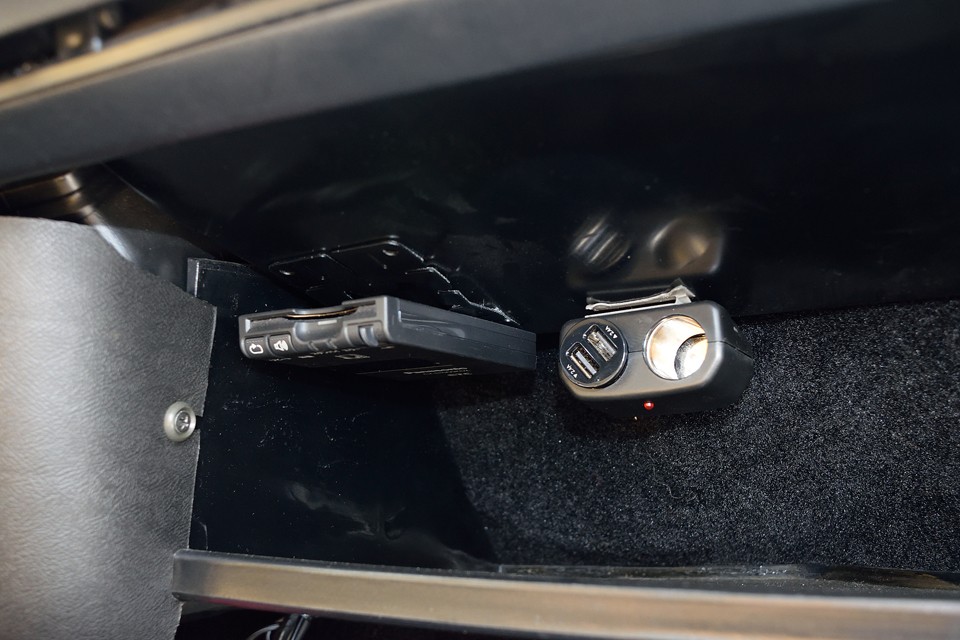 旧車と言えども実用性は大事！助手席前にETC、増設シガーソケットを装備！携帯の充電やポータブルナビも直ぐに使えますね。