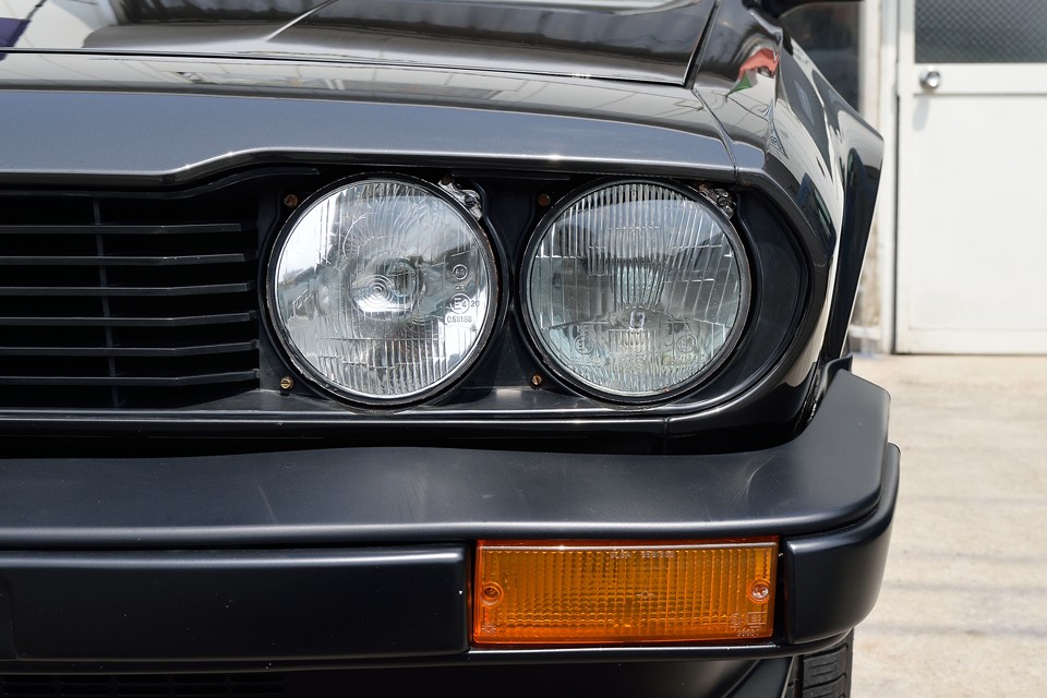 鋭い眼光を放つヘッドライトも、くもりはありません。ウインカーレンズも色褪せなし！