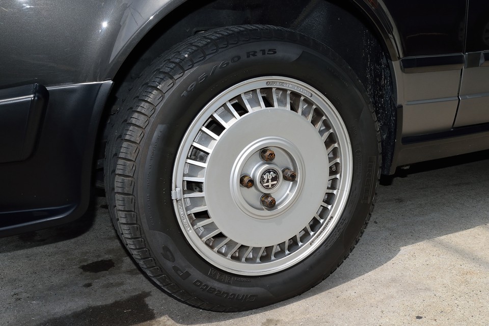 オリジナルのCROMODORA製マグネシウムホイールもリペアされているようです。目立つガリキズは見受けられません。