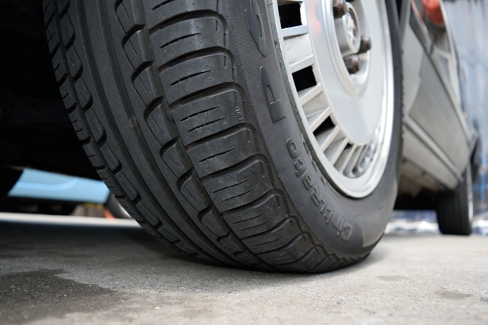 タイヤはアルファにピッタリのピレリP6、サイズは195/60R15。タイヤ残山は7～8分山というところでしょうか。当分交換の必要はありませんね。