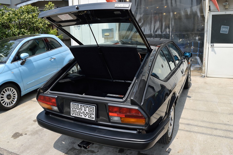 中央1本のダンパーで開くリアハッチ！ハッチを少し持ち上げると、あとは勝手にスーッと開きます。ダンパーも新しいようです。