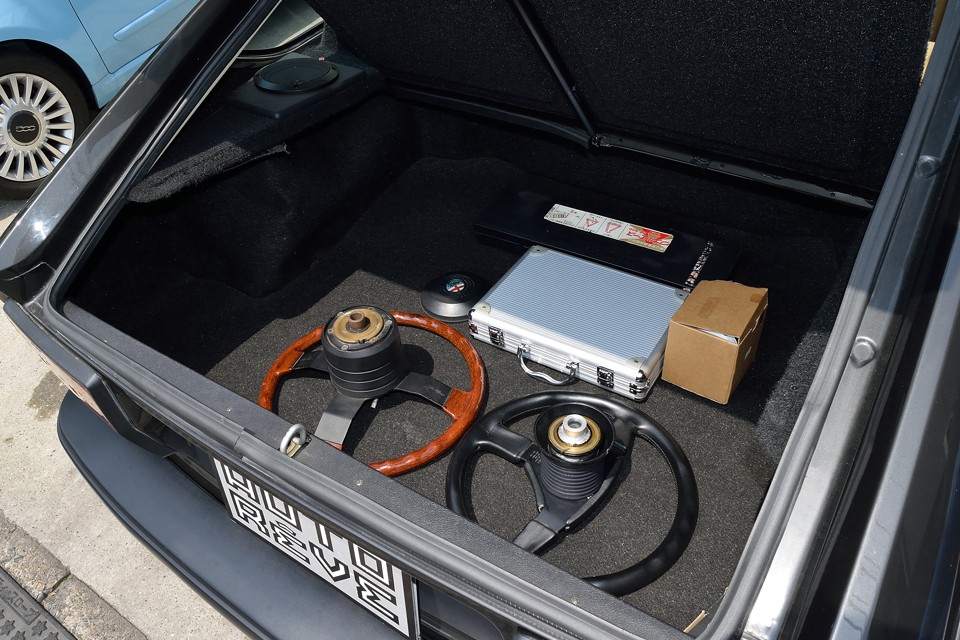 トランクもこれだけの容量があれば十分ですね。ご覧の、ウッドハンドル、MOMOブラックレザーハンドル、MOMOボス、コーティングメンテナンスキット、三角表示板はおまけです。トランク周りのゴムウエザーの状態も◎！