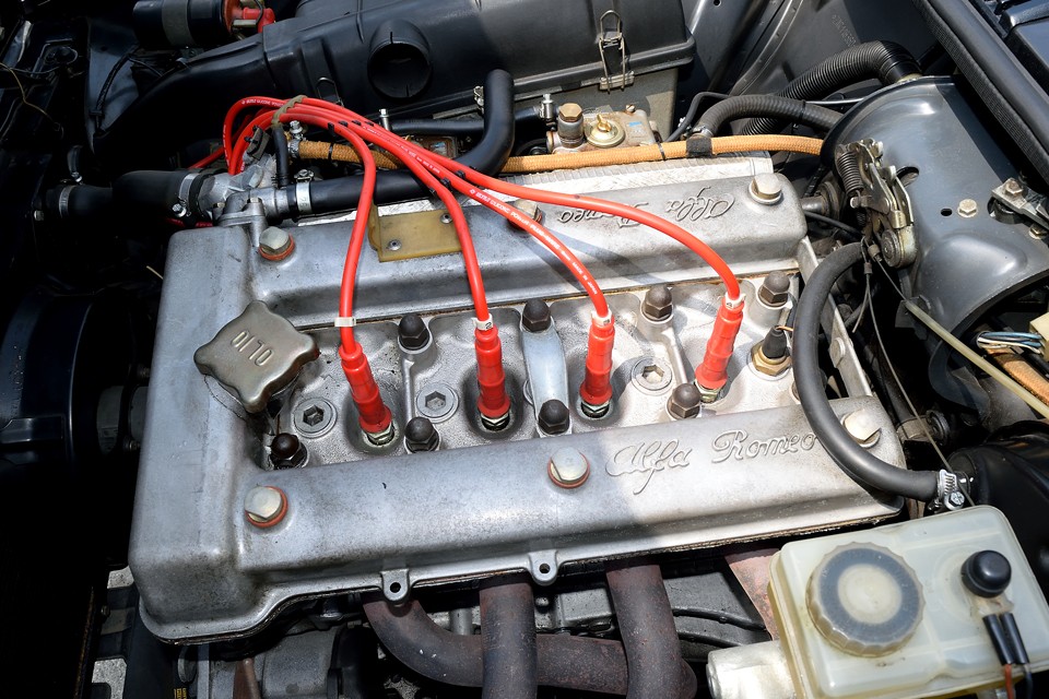 ツインキャブですが、扱いやすいWEBERキャブですので、調整も思いのまま・・・高回転でのエキゾーストサウンドを体感いただければ、現在、ベストセッティンなのがお判りいただけるかと・・・。