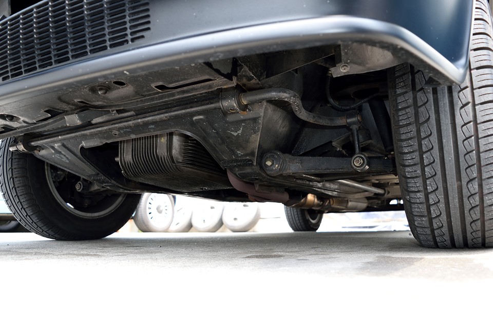 エンジン下面です。オイル漏れ、目立つ損傷、酷いサビが無いのがお判りいただけるかと・・・。