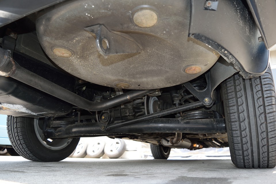 もちろんリアもサビはありません。トランスアクスルにインボードディスクも見えますね。日産GT-RやトヨタLF-Aも採用するリアトランスアクスルをアルフェッタは50年も前から採用してますけど何か？的な・・・。